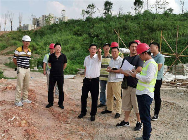 光明区城市管理和综合执法局李晗同志"行走光明"检查石围公园项目进展