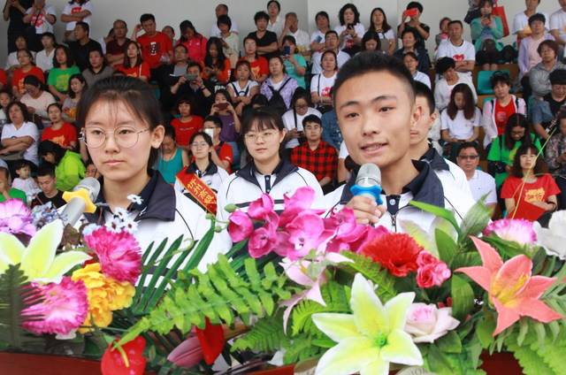 忻州高级中学隆重举行成人礼,千人现场泪奔,场面震撼!