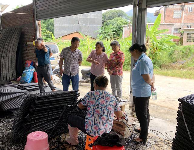 浦北审计局:组织贫困户考察扶贫产业项目