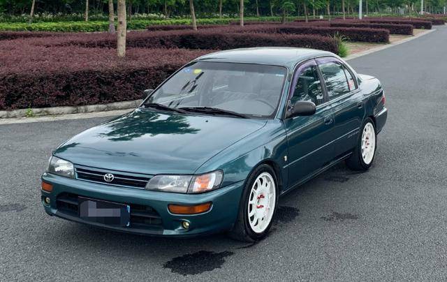 90年代的丰田卡罗拉,虽然不是原装,但那种味道是无可替代的