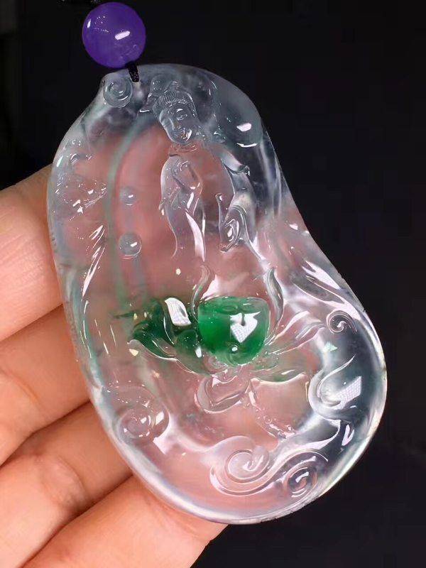 翡翠中的冰美人:玻璃种翡翠的绝代风华