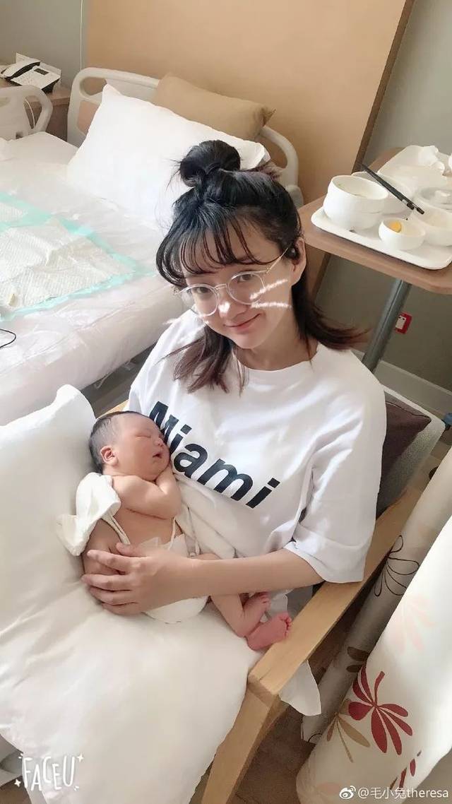 林珊珊婚礼上的最美伴娘是个80后,被老公宠得少女感太足了吧!