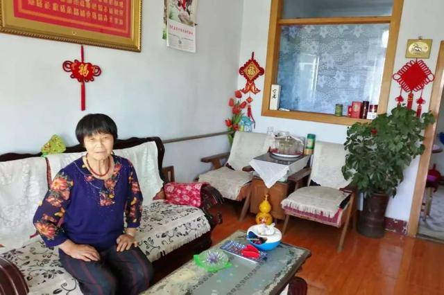 彰武鎮站前社區居民,王雪蘭,女,今年68歲,家裡收拾得乾淨整潔,左鄰