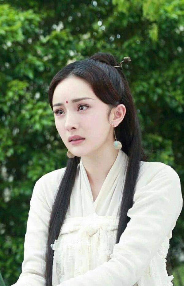 赵丽颖的花钿妆堪称妖媚,在《花千骨》中赵丽颖所饰演的花千