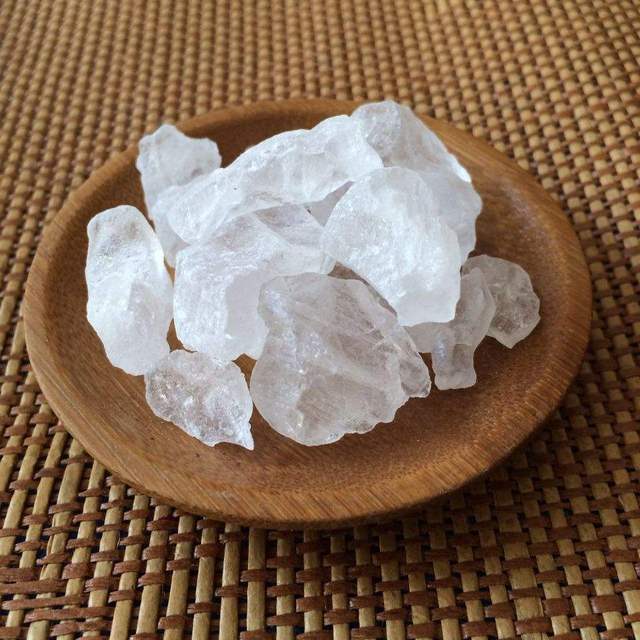 白矾中药炮制应用辅料的历史十分悠久,大约在春秋战国时代即开始应用