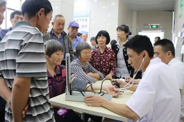 市人民医院向安平等4个乡镇卫生院选派了4名业务骨干,同时从石马山等7