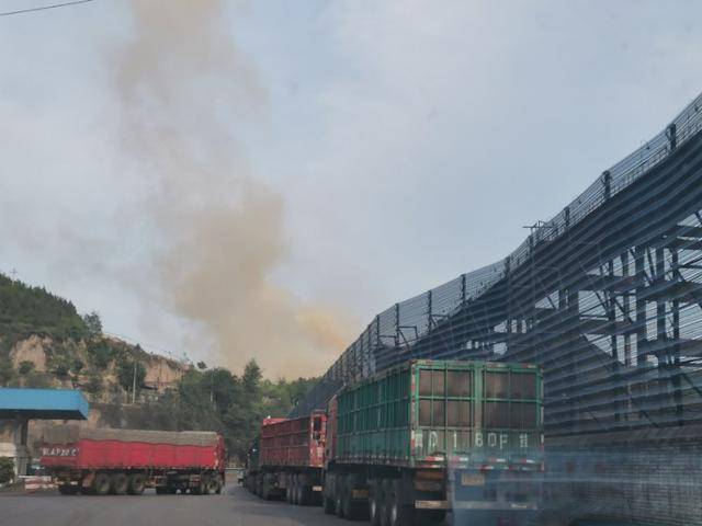 山西吕梁离石区:大土河焦化厂黄烟滚滚!环保局