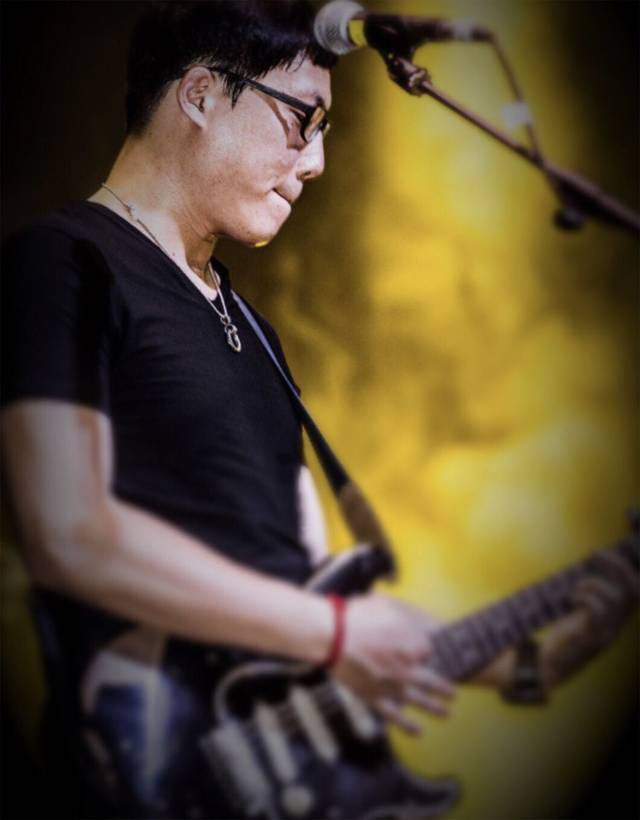 2013-2019年担任南京重拍乐队,浪打浪乐队, 骨头先生乐队鼓手及录音