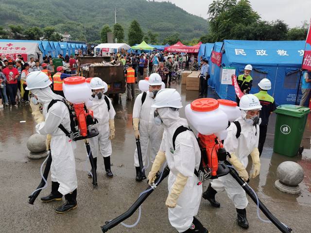 卫生防疫人员喷洒消毒药水.