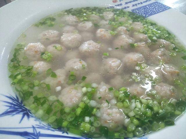 蝦仁丸子湯 蝦仁丸子的做法: 食材:青蝦蝦仁,胡蘿蔔,香菜,雞蛋清,鹽