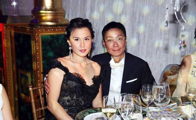 但实际上,赵式芝早就与一名昵称为"jw"的女友人打得火热,经过传媒的