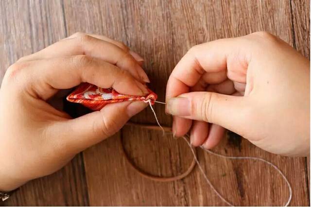 接下来要进行最后一次缝合,为了美观请用藏针缝,这样看不到针迹.