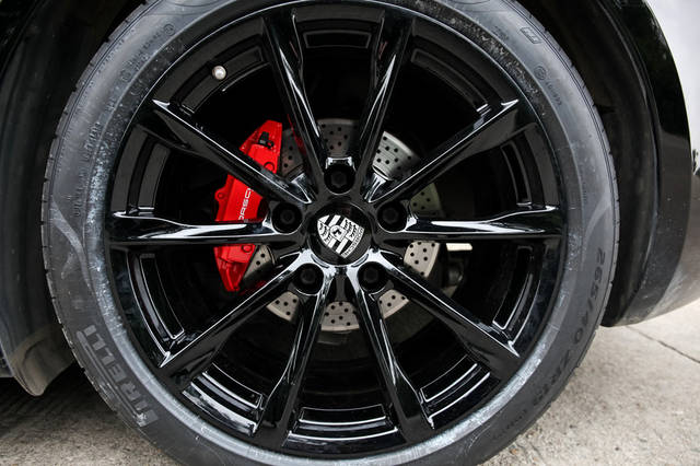 保时捷黑色718卡钳轮毂喷漆,四轮定位