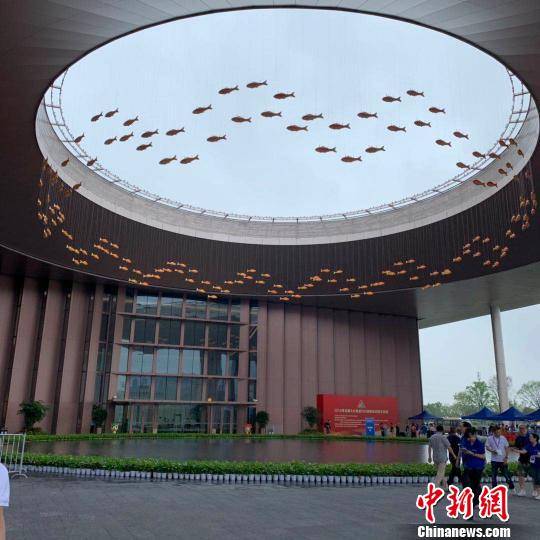 主会场门口,象征"如鱼得水"的设计. 张斌 摄