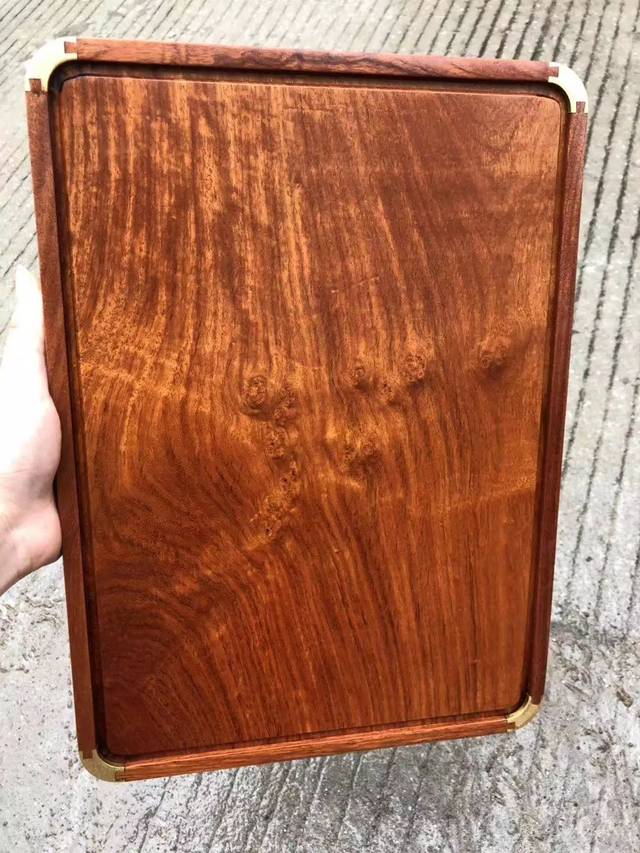 红木茶台：传承经典与现代生活的优雅结合