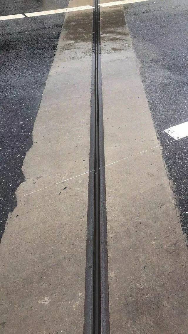 二,养护人员清理道路伸缩缝,下水道,保证道路卫生,流水通畅.