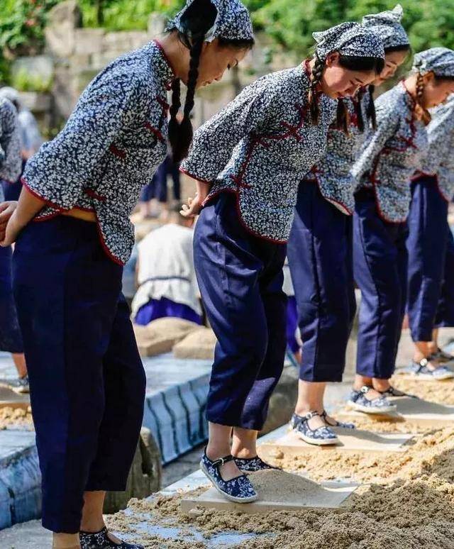 少女用脚踩曲,如此"重口味"的方法,正是茅台镇酒厂独有的特色_手机