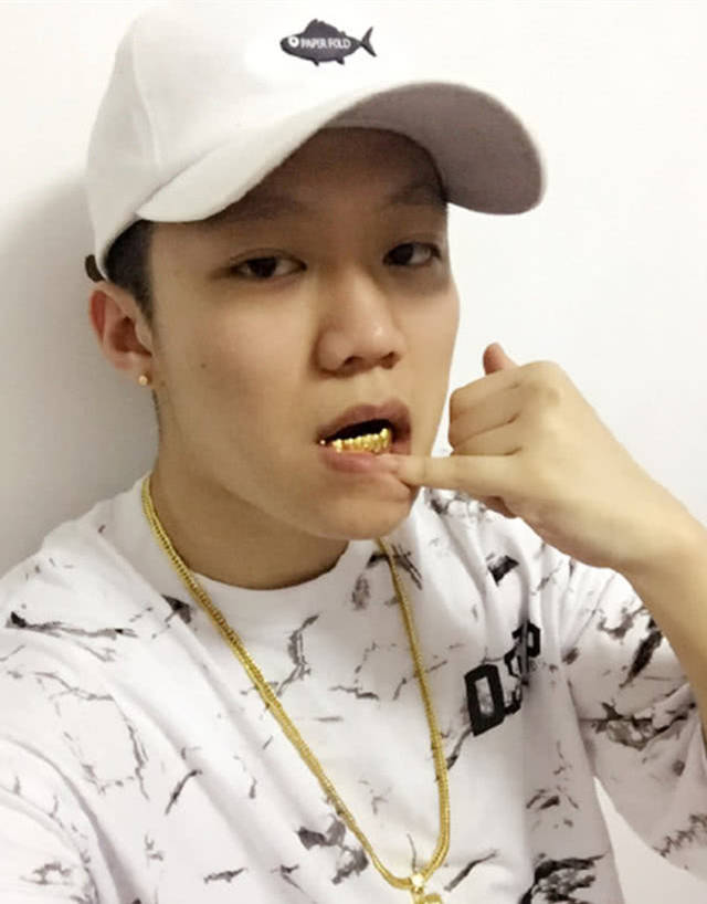 原创pgone为复出预热?"夜宿门"后首现身,颜值大跌身材发福