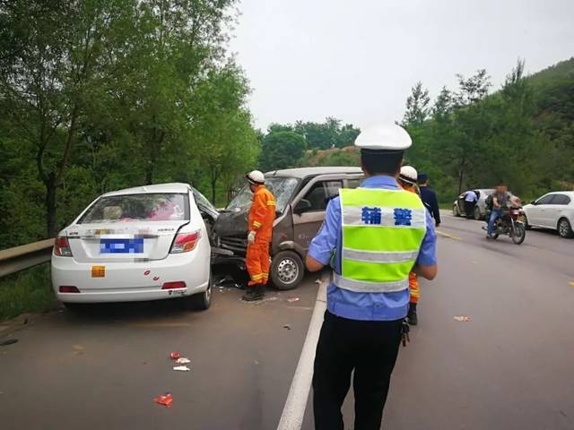 阳泉这里发生一起车祸,轿车一侧严重损坏!