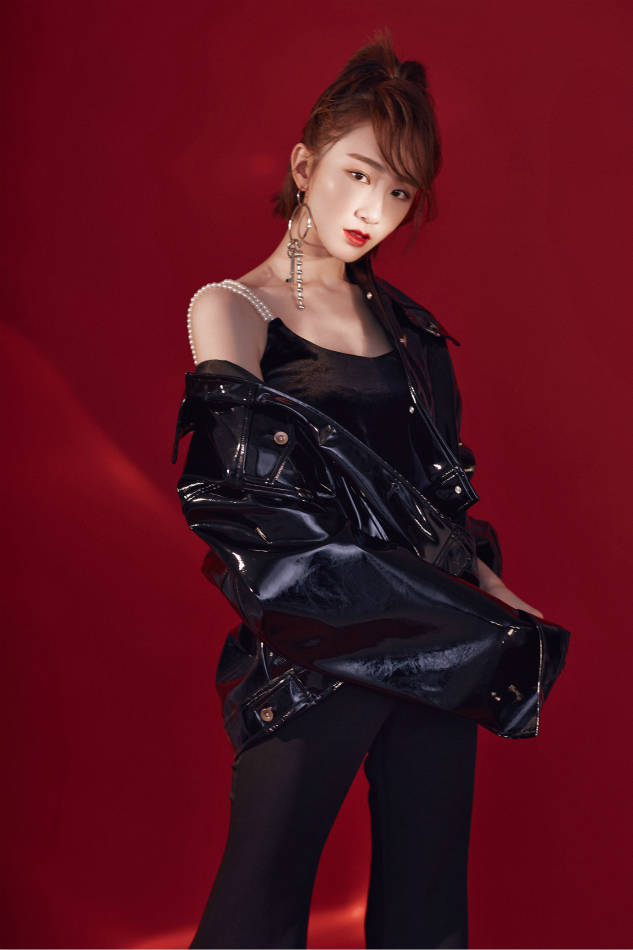 沈雨曝写真大片 复古冷艳展迷人气质