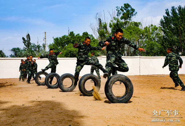 武警甘肃省总队"花样体能"训练 提升官兵打仗能力_手机搜狐网