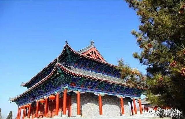 两个穿檐新燕子,一排仿古紫楼台.春诗描尽春时韵,笔墨书成笔下哀.