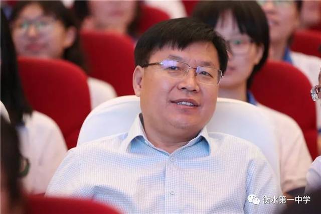 衡水中学党委书记,校长郗会锁(左),泰华集团董事长李春岗(右)6月19日