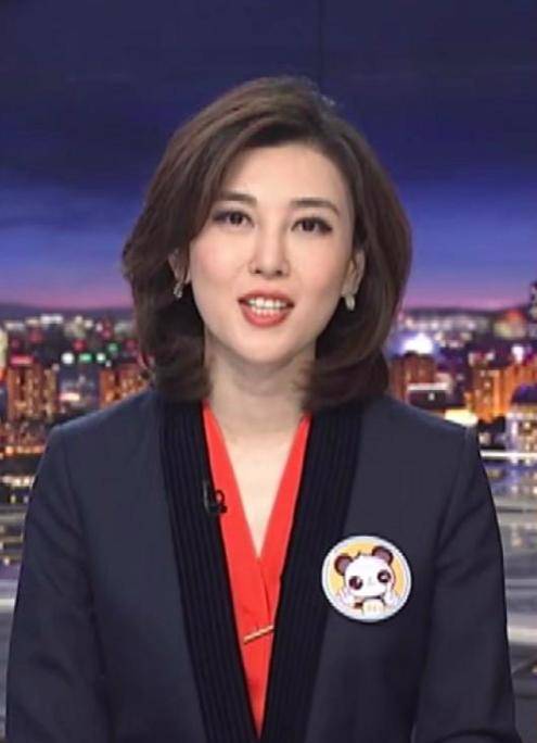 41岁央视主播李红现身某节目,举止端庄气质佳,淡妆甜美平易近人