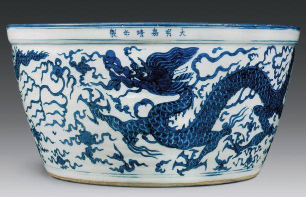 图九〕 明嘉靖青花赶珠云龙纹缸口径55.6厘米