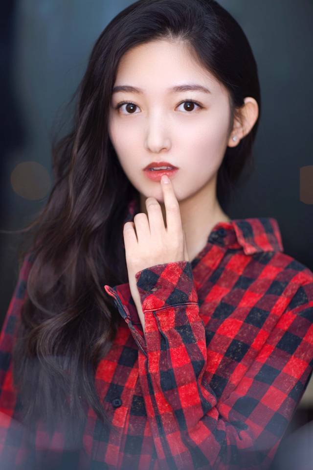 张晗作为一名新生代演员,凭借在《凤弈》中扎实的表演赢得了一众好评