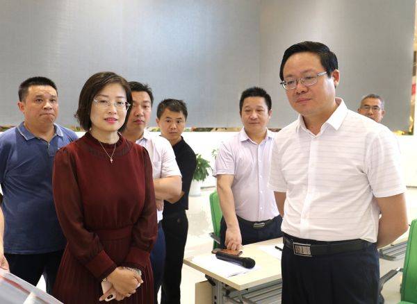 京山市委书记刘启华(右一)调研中农批冷链物流项目