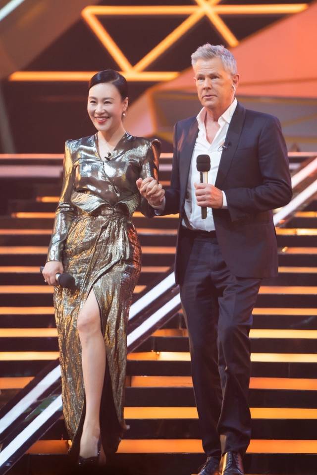 邬君梅总算换发型偏丸子头俏皮活力再穿缎面西装展53岁气质美