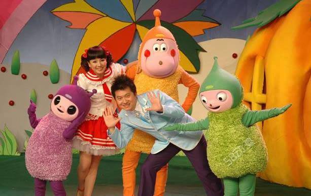 "智慧树上智慧果,智慧树下你和我,智慧树下做游戏,欢乐多又多".