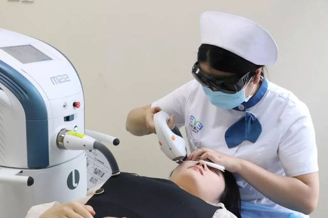 opt·强脉冲光治疗中  打破干眼和睑板腺功能障碍的双重恶性循环