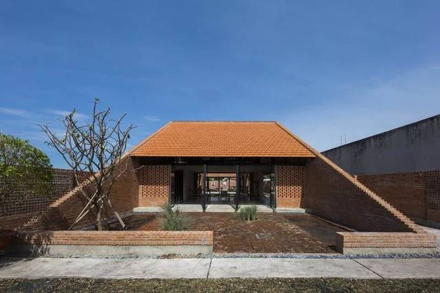 这个长条形的房子位于越南的龙安省, 建筑面积 300㎡,以砖,混凝土为