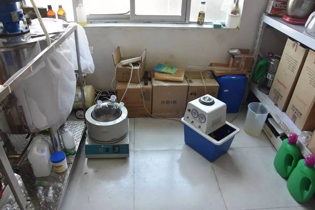 最终确定制毒窝点就在西吉县公安局西边,直线距离不到100米的代富某