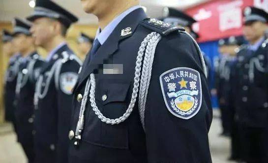 執勤服,多功能服我們都知道警服需要佩帶肩章,胸徽,警號常服還需要