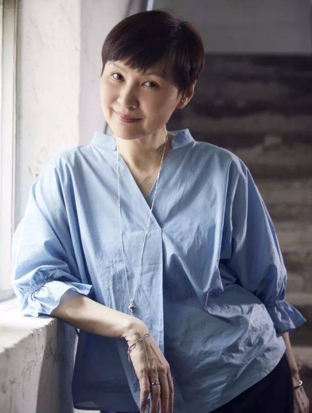一直持续下去,但是5年前,因为追踪郑秀文的新闻,景黛音开设了微博账号
