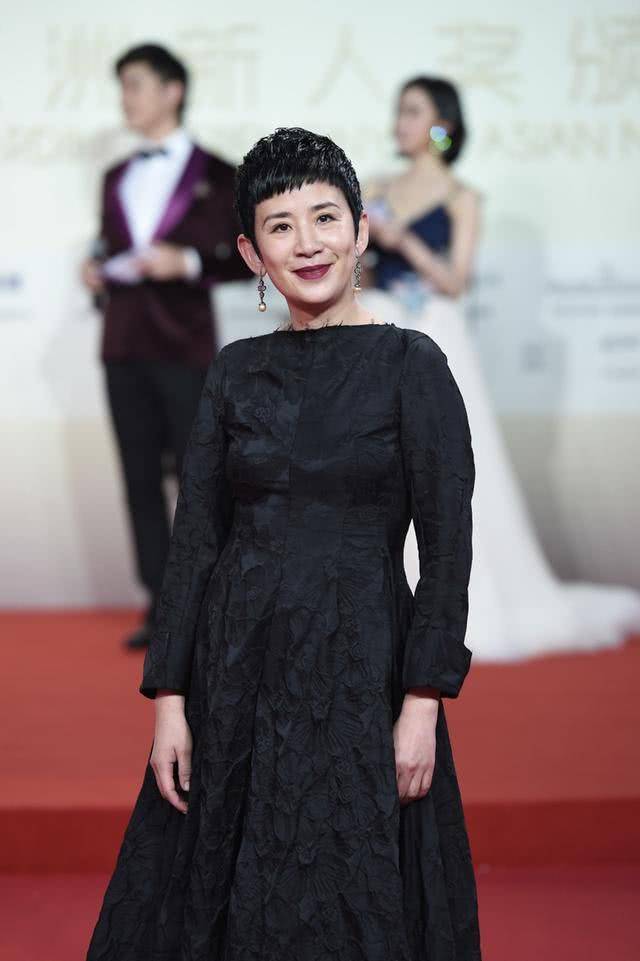 喜剧天后吴君如一袭黑色褶皱长裙亮相红毯 优雅大方尽显成熟魅力