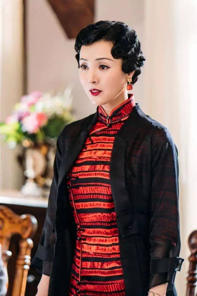 她是姜文看中的女人,46岁竟美成这样,穿上旗袍优雅又大气!