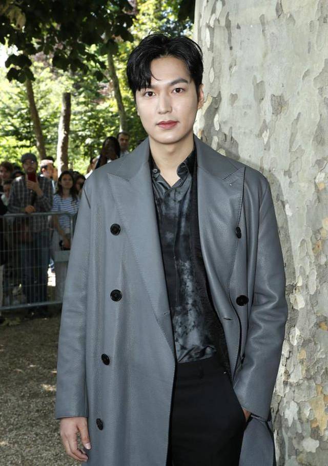 182彭于晏和187李敏镐谁是"长腿男神"?一张图对比,帅出天际