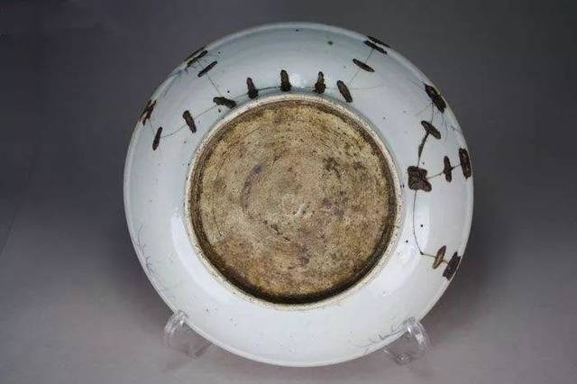 在以前,锔匠曾是一种十分常见的职业,主要是锔盆,锔缸,锔瓮,锔锅,锔碗