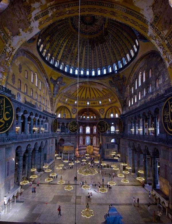 圣索菲亚大教堂因巨大的圆顶而闻名于世,是拜占庭式建筑的典范,"现代