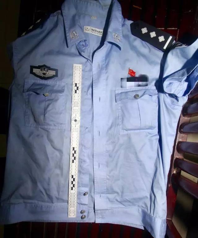 抓扯,牙咬等方式,暴力阻碍民警现场执法,导致民警警服被扯坏,肩章被
