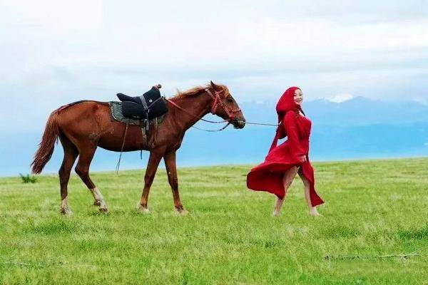 草原女人骑马奔跑图片图片