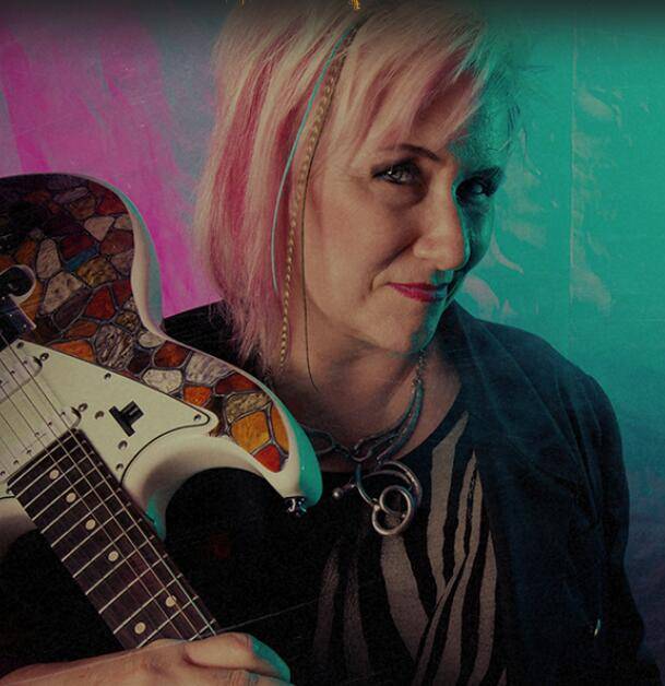 珍妮弗·巴顿(御用吉他手)