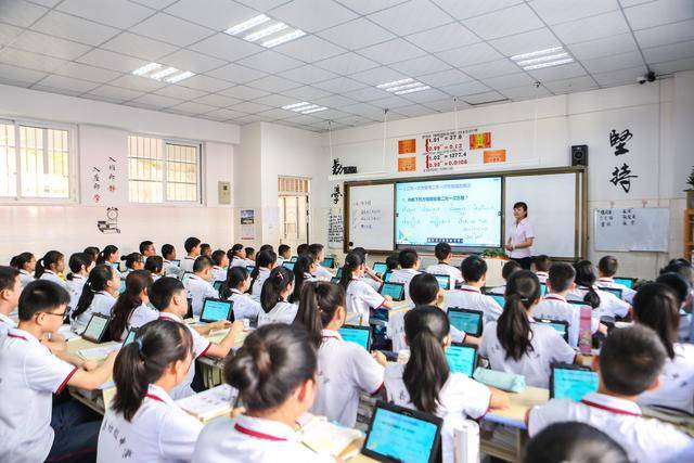 (6 月    日,谢筱静老师使用智慧教室系统解决方案给孩子们上课.