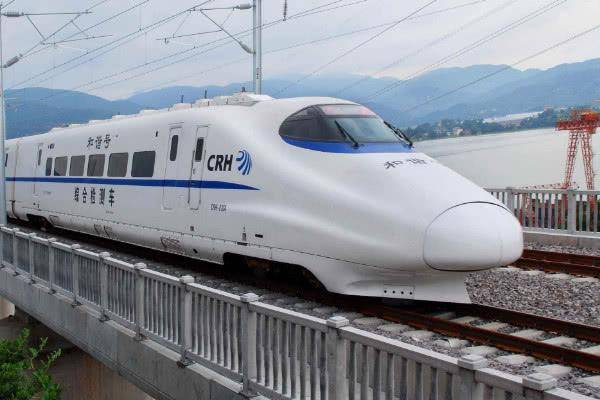 为何高铁中间两个车头要对接一起,有何妙用?列