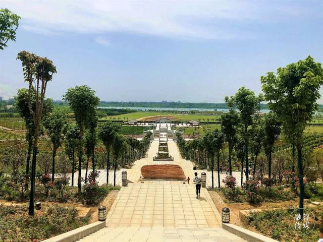 鹤鸣湖水利风景区先后建设了水秀剧场,鹤鸣湖广场,长寿山公园等多个