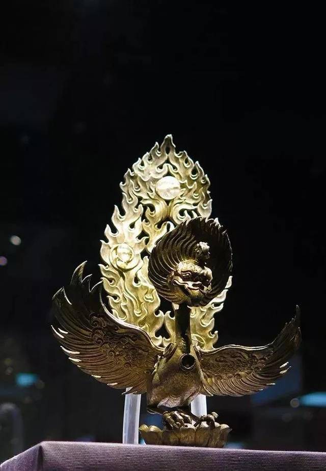 寺庙塔顶发现金翅鸟,传说可食毒龙,治水患!